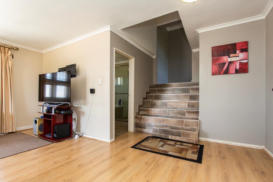 6 Bedroom Property for Sale in Vredekloof Heights Western Cape